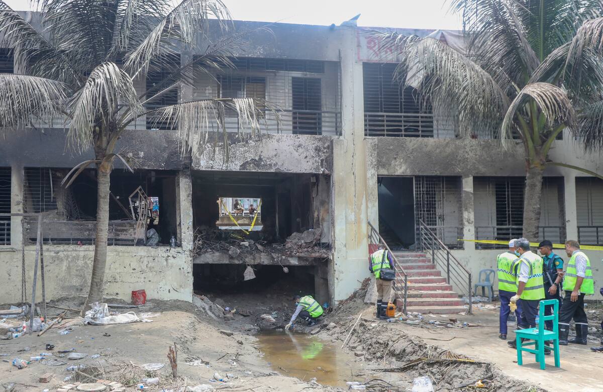 Un avión militar cayó sobre una escuela en Bangladés. // Foto: EFE
