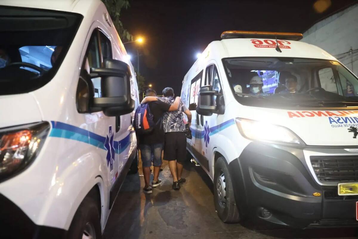 Policías en los alrededores del Estadio Alejandro Villanueva donde al menos una persona murió y 47 más resultaron heridos durante un banderazo de hinchas de Alianza Lima. Foto, EFE: Andina / Melina Mejía
