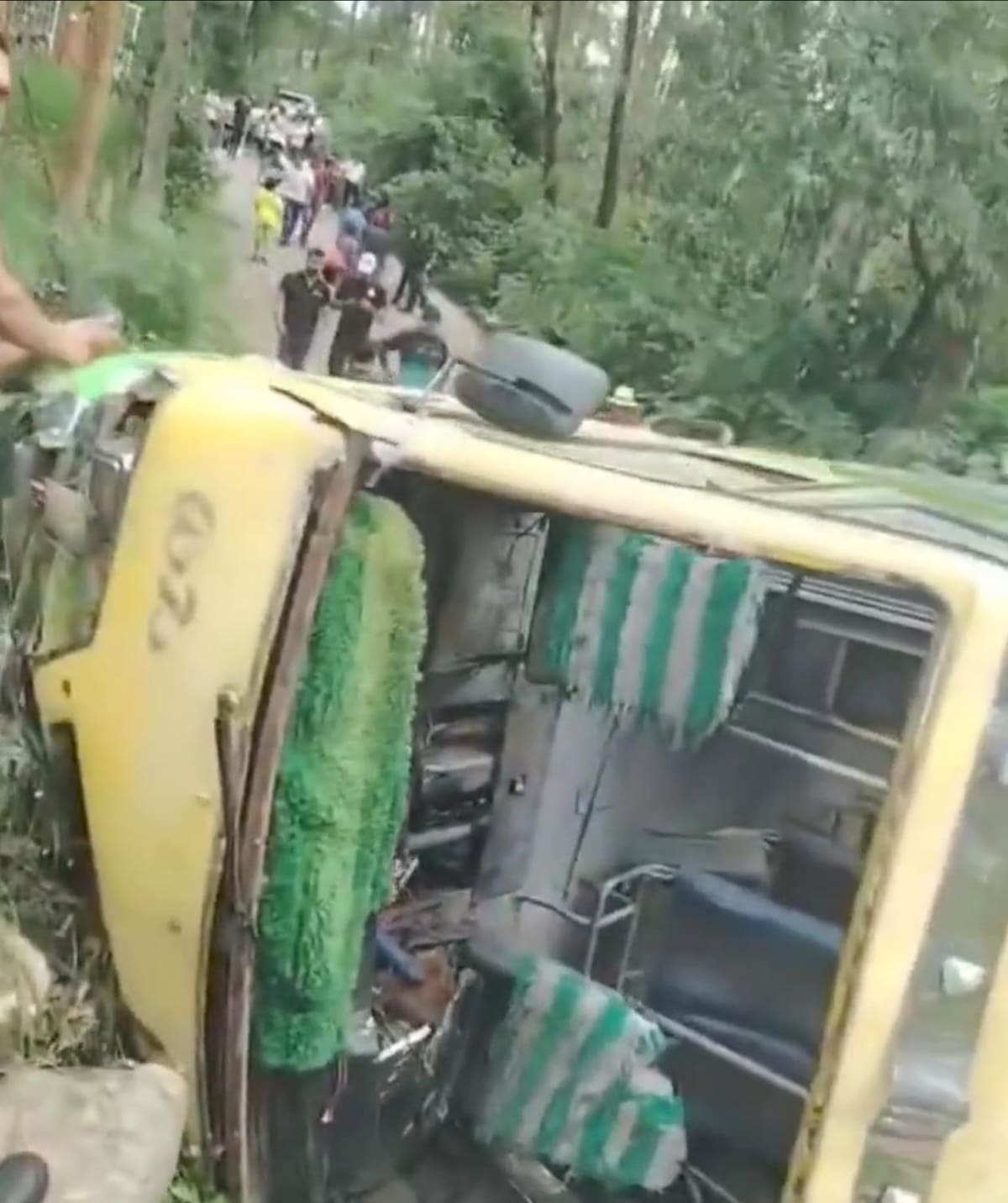 El accidente del bus escolar en Norte de Santander dejó 20 menores heridos. // Foto: captura de video en X @charlessradio.
