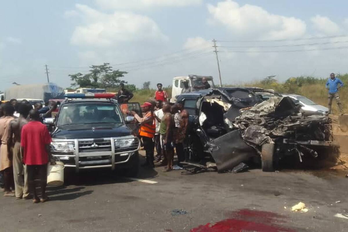 La gente se reúne en la escena del accidente del boxeador británico Anthony Joshua en Lagos, Nigeria, el lunes 29 de diciembre de 2025. //Foto, AP: Federal Road Safety Corps