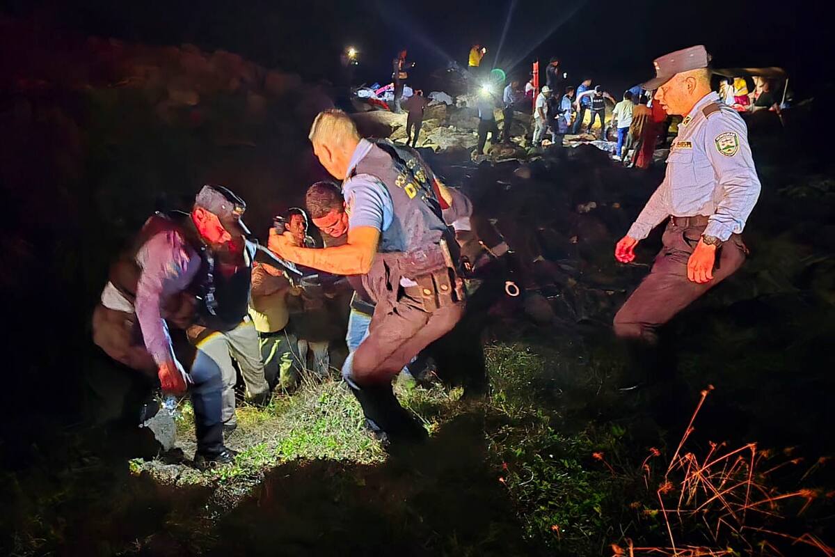 Un avión comercial de una línea local Lansa cayó este lunes al mar un minuto después de haber despegado del Aeropuerto Internacional Juan Manuel Gálvez, de la isla de Roatán, en el Caribe de Honduras, informó una fuente oficial. //EFE