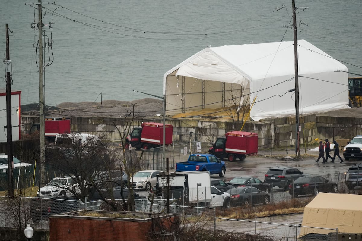 Se ven vehículos de emergencia y operaciones de recuperación cerca de la desembocadura del río Anacostia en el río Potomac, cerca del Aeropuerto Nacional Ronald Reagan de Washington. //AP