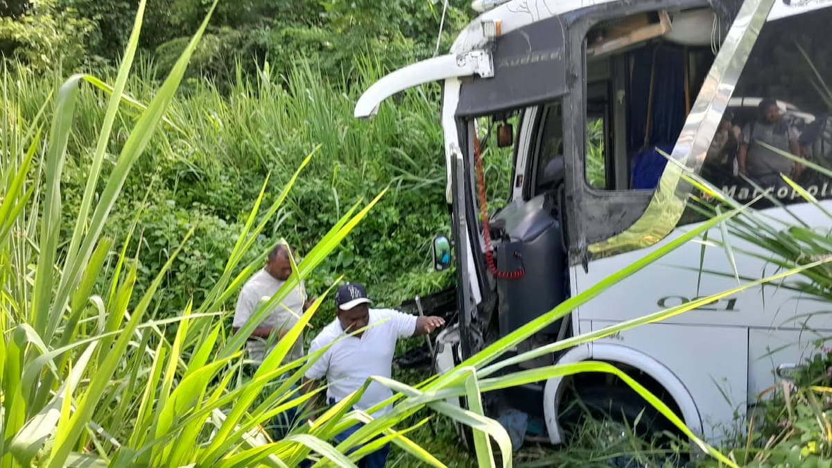 El hecho ocurrió en sentido Turbaco-Cartagena y habría involucrado una buseta de servicio especial y un bus de ruta escolar. //FOTO: EL UNIVERSAL- JULIO CASTAÑO.