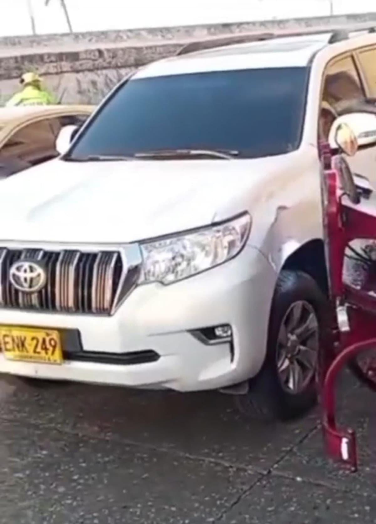 Accidente de coche turístico eléctrico en el primer día de su estreno en Cartagena. // Foto: captura de video.