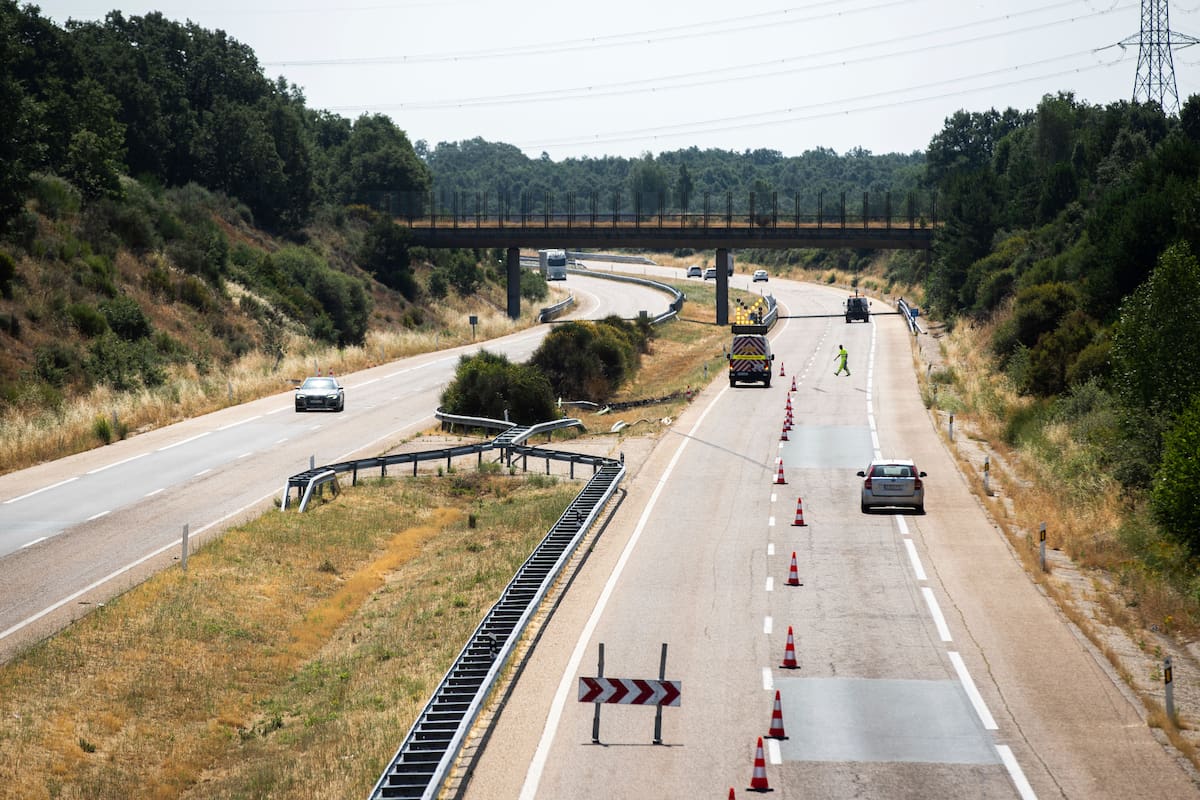 El sitio del accidente automovilístico donde Diogo Jota, futbolista de Liverpool, y su hermano André Silva, fallecieron en la ciudad de Zamora. //Foto, AP: Emilio Fraile