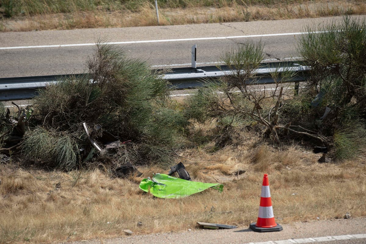 El lugar del accidente automovilístico en el que murieron el jugador del Liverpool Diogo Jota y su hermano en la ciudad noroccidental de Zamora, España. //Foto, AP: Emilio Fraile