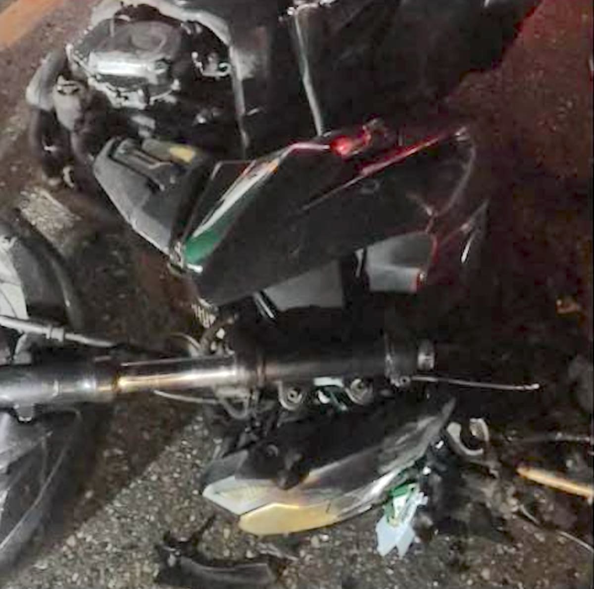 Así quedó la motocicleta que conducía Andrés Nicolás Julio Calvo después de chocar contra un camión en la Vía La Cordialidad en sentido Barranquilla-Cartagena.//Cortesía Red de Cooperantes.