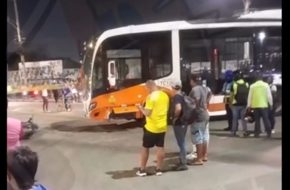 Transcaribe confirmó que el accidente ocurrido anoche cerca del barrio Santa Lucía entre un articulado del Sistema Integrado de Transporte Masivo y una moto dejó un muerto y un herido. //FOTO CAPTURA DE VIDEO.