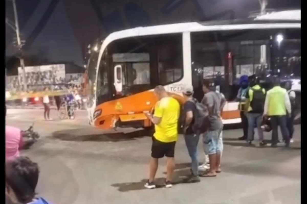 Fuerte accidente entre moto y bus de Transcaribe en Santa Lucía: un muerto y un herido
