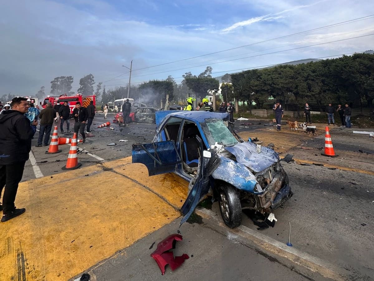 Accidente en vía que conecta a Zipaquirá con Ubaté, provocando el cierre total del corredor a la altura del peaje Casablanca. // Foto: Cortesía.