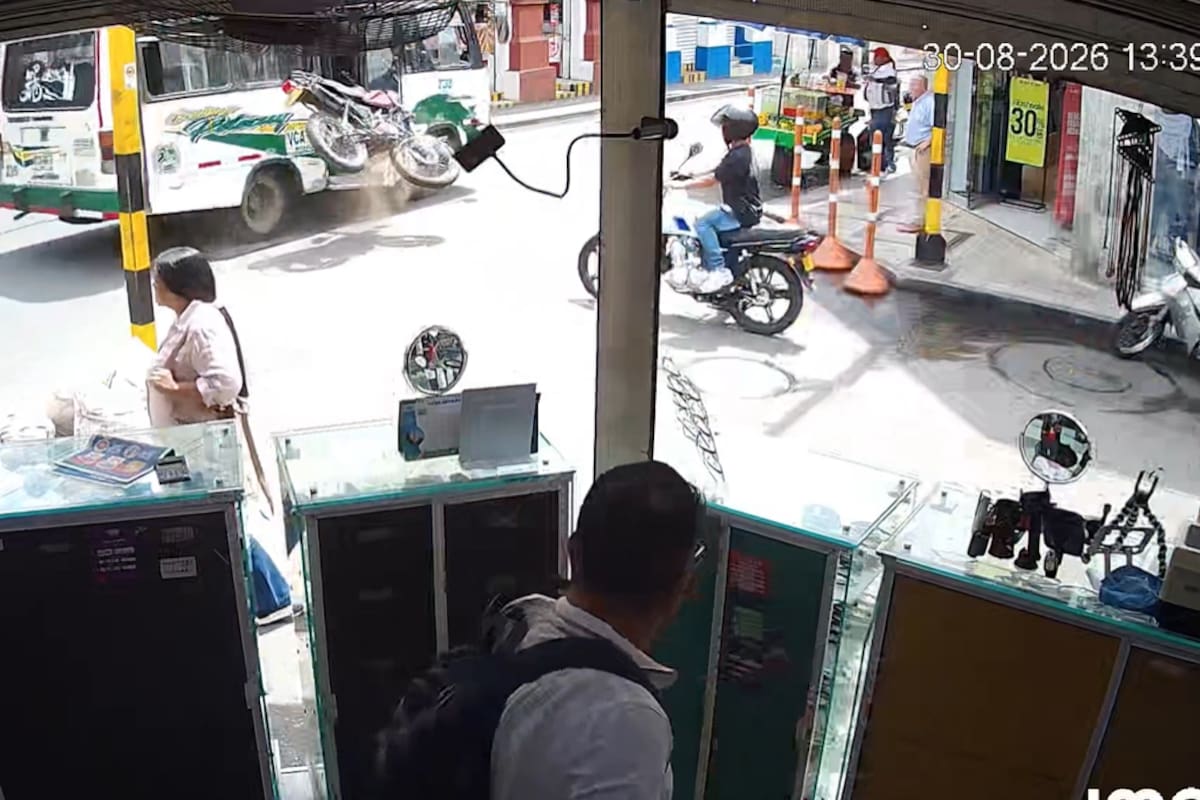 Video: motociclista sobrevivió de milagro tras estrellarse contra un microbús