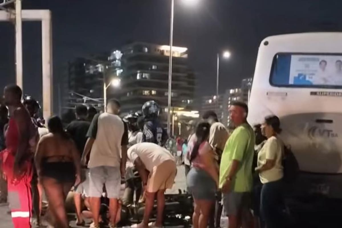 Fuerte accidente entre una moto y una buseta en Crespo dejó dos heridos