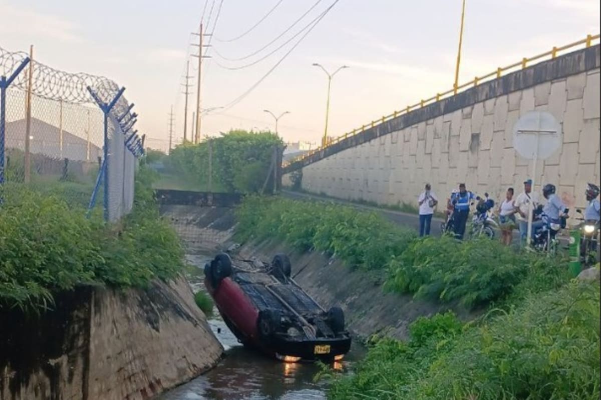 Carro esquivó una moto y se volcó en el puente de Albornoz