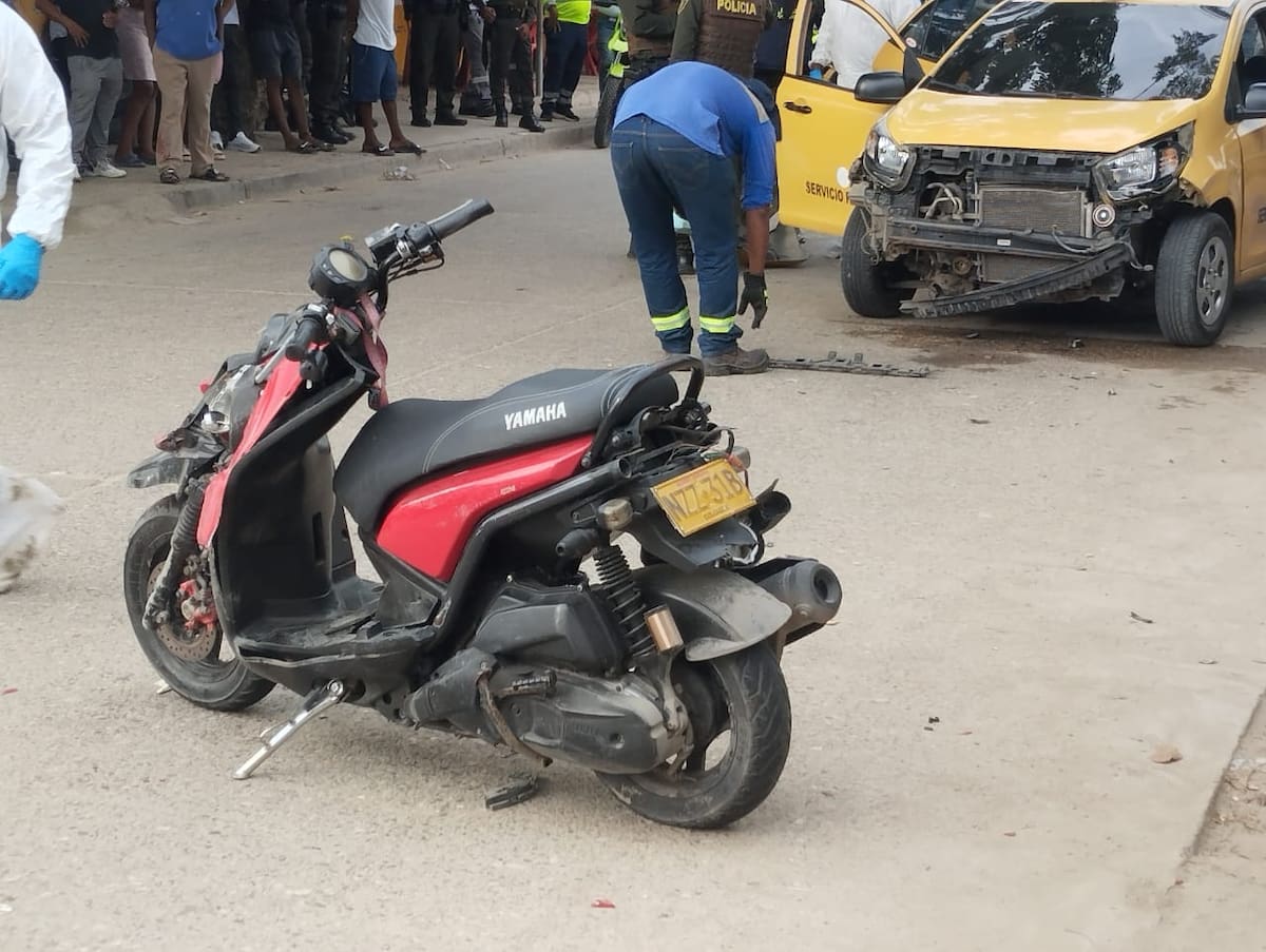 La mujer que murió en el accidente iba como parrillera en esta moto marca Yamaha.