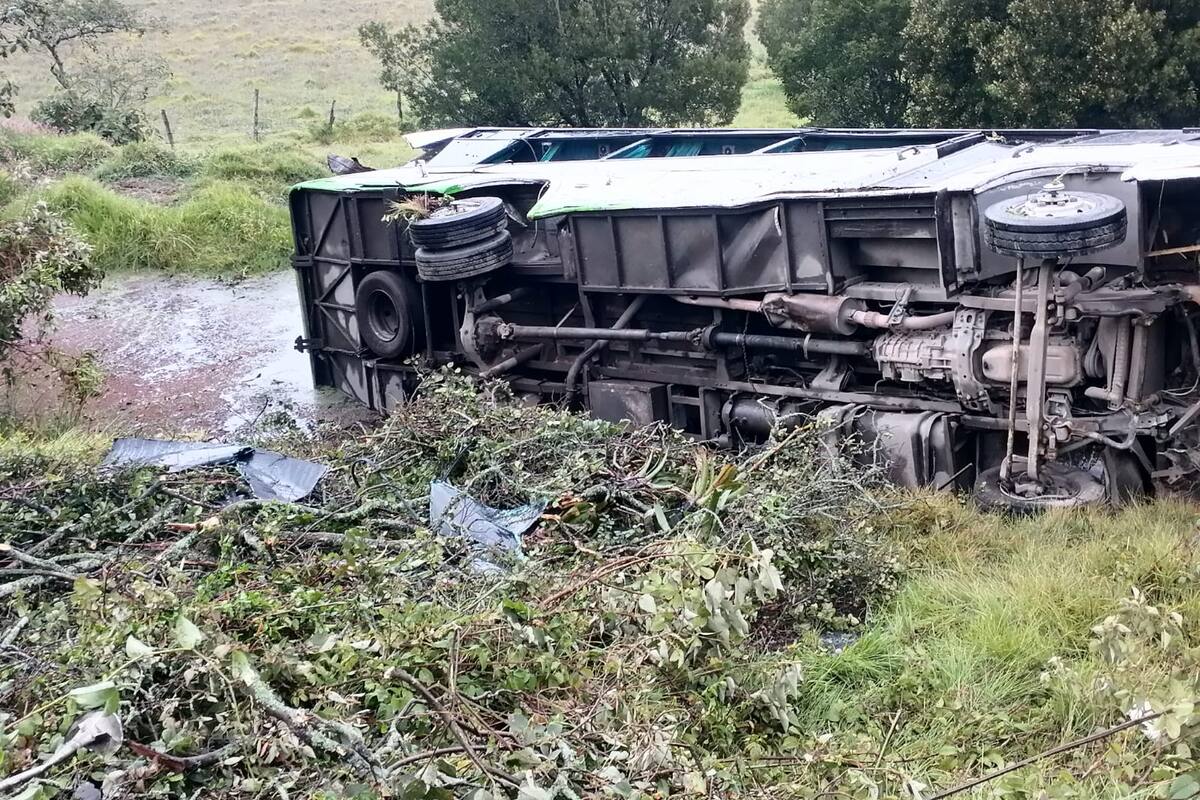 Grave accidente en Cundinamarca: bus con trabajadores se volcó