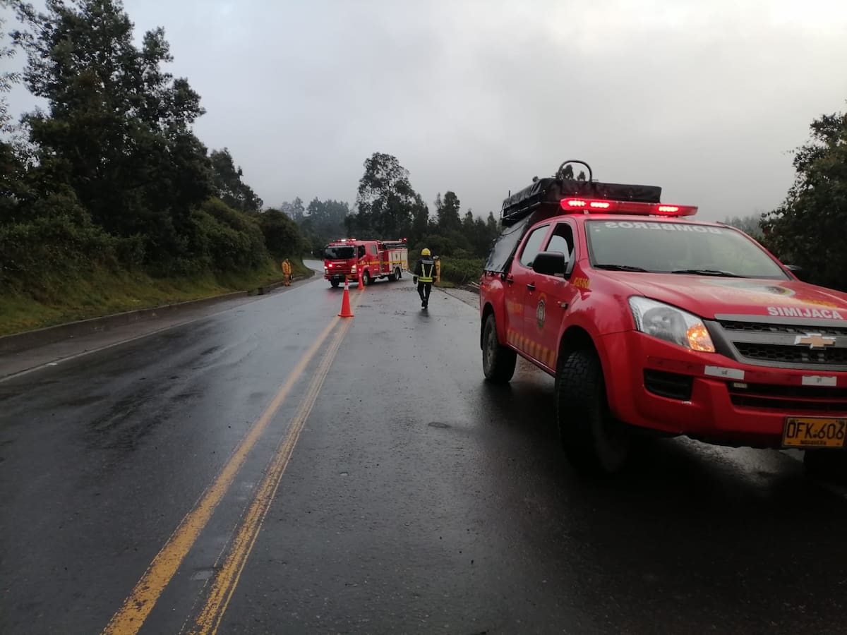 Un trágico accidente de tránsito en la vía Chiquinquirá-Ubaté dejó una persona muerta y 25 heridas. Autoridades investigan las causas mientras las lluvias generan más emergencias en Cundinamarca. | Fotos: X