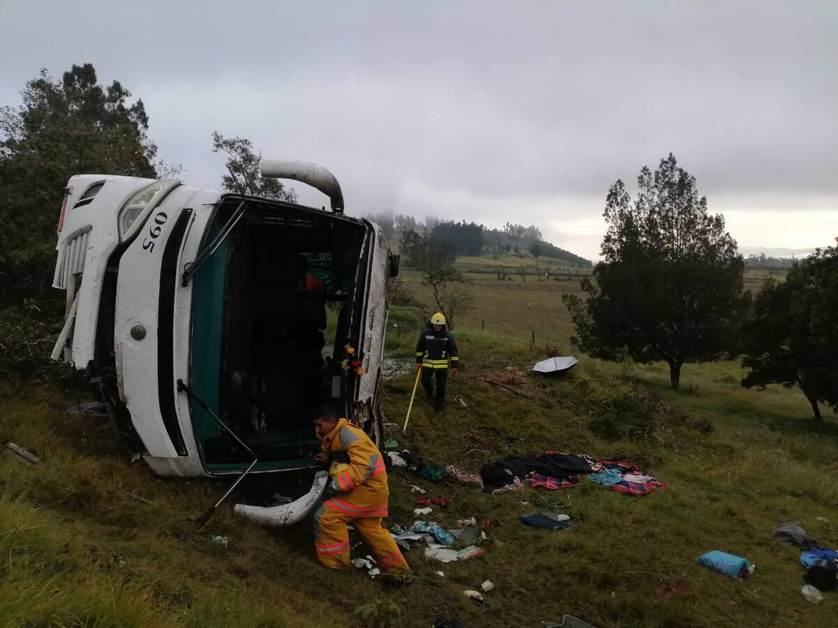 Un trágico accidente de tránsito en la vía Chiquinquirá-Ubaté dejó una persona muerta y 25 heridas. Autoridades investigan las causas mientras las lluvias generan más emergencias en Cundinamarca. | Fotos: X