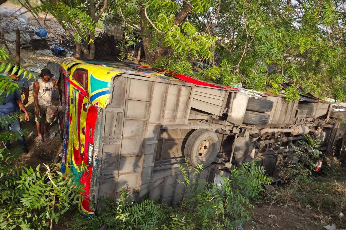 Fatal accidente entre bus y un motocarro dejó un muerto y 15 heridos