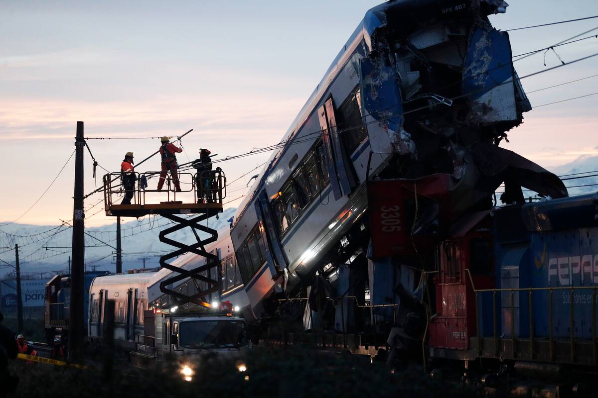 Personal de rescate trabaja junto a los dos trenes involucrados en un accidente en la madrugada de este jueves, en la comuna de San Bernardo, en el sur de Santiago (Chile). //EFE
