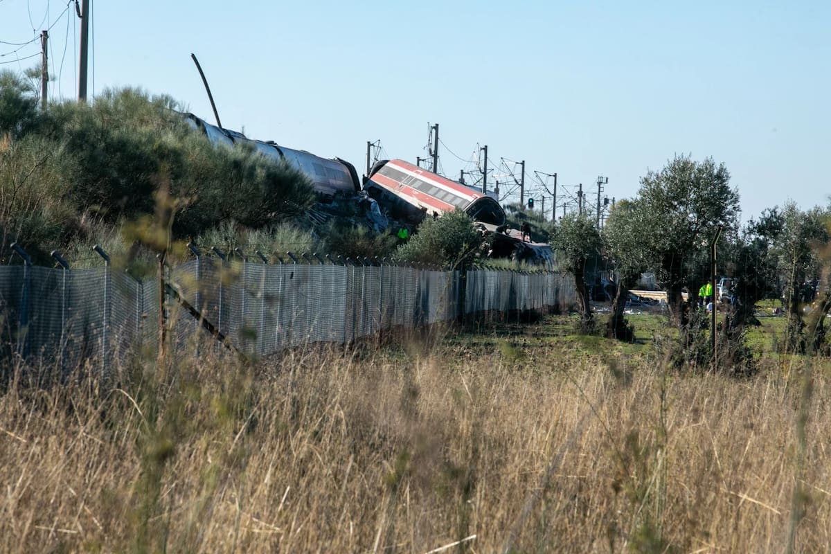 Videos: Las impactantes imágenes del choque de dos trenes en España