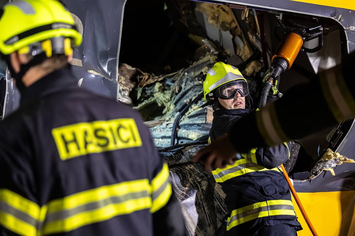 Rescatistas trabajando en el lugar de un accidente de tren en la ciudad de Pardubice, República Checa. //EFE