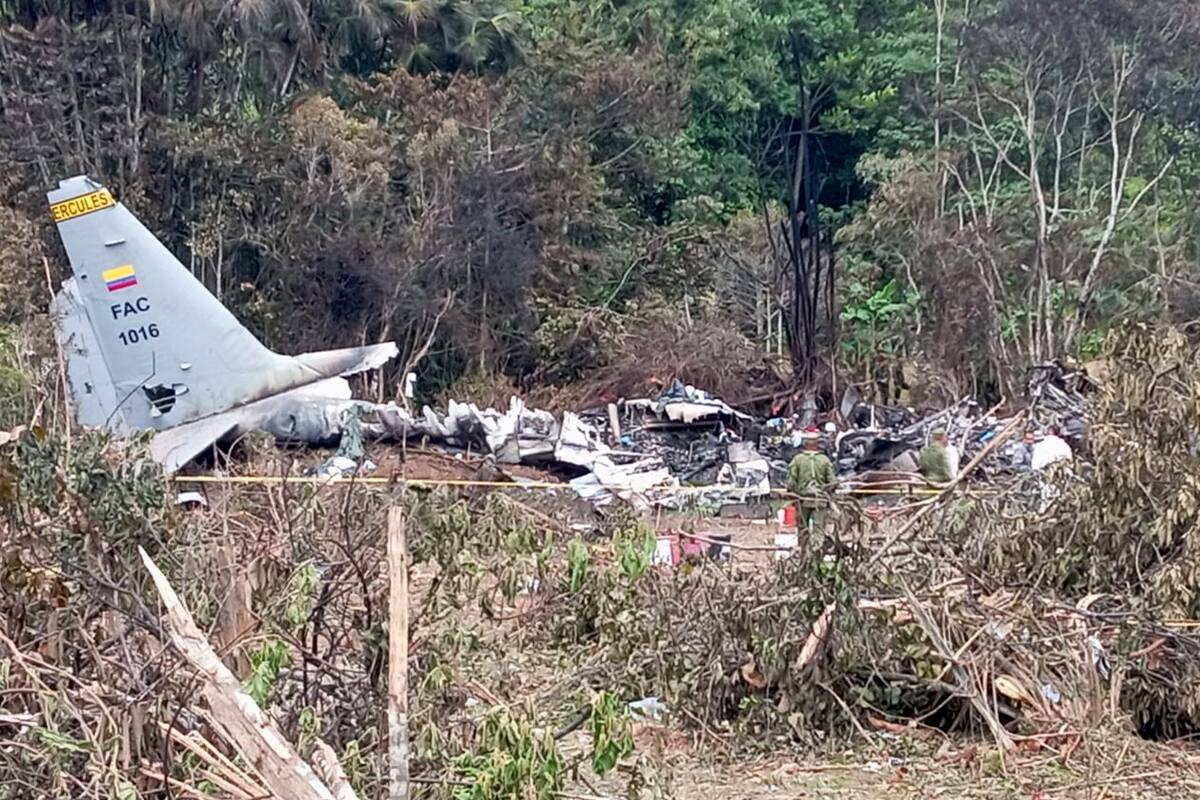 Avión Hércules C-130 de la Fuerza Aérea Colombiana (FAC) accidentado este lunes, en Puerto Leguizamo.
Foto: EFE.