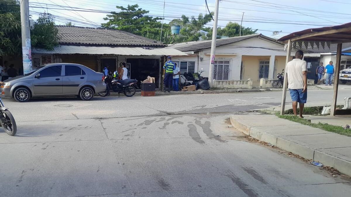 Agentes de tránsito y personal de la policía local, quienes acordonaron la escena del siniestro vial. // FOTO: EL UNIVERSAL