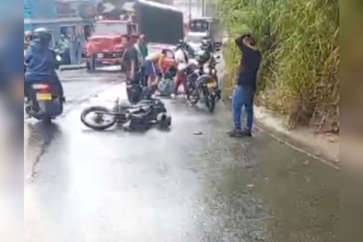 Niña que iba al colegio en moto sufrió fuerte accidente: hay 2 heridos