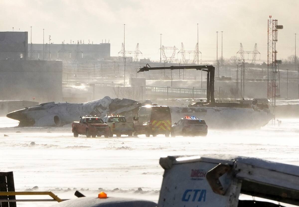 Se ven vehículos de respuesta a emergencias cerca de un avión de Delta Air Lines volcado, que se dirigía de Minneapolis a Toronto cuando se estrelló en la pista del Aeropuerto Internacional Pearson, en Toronto. //AP