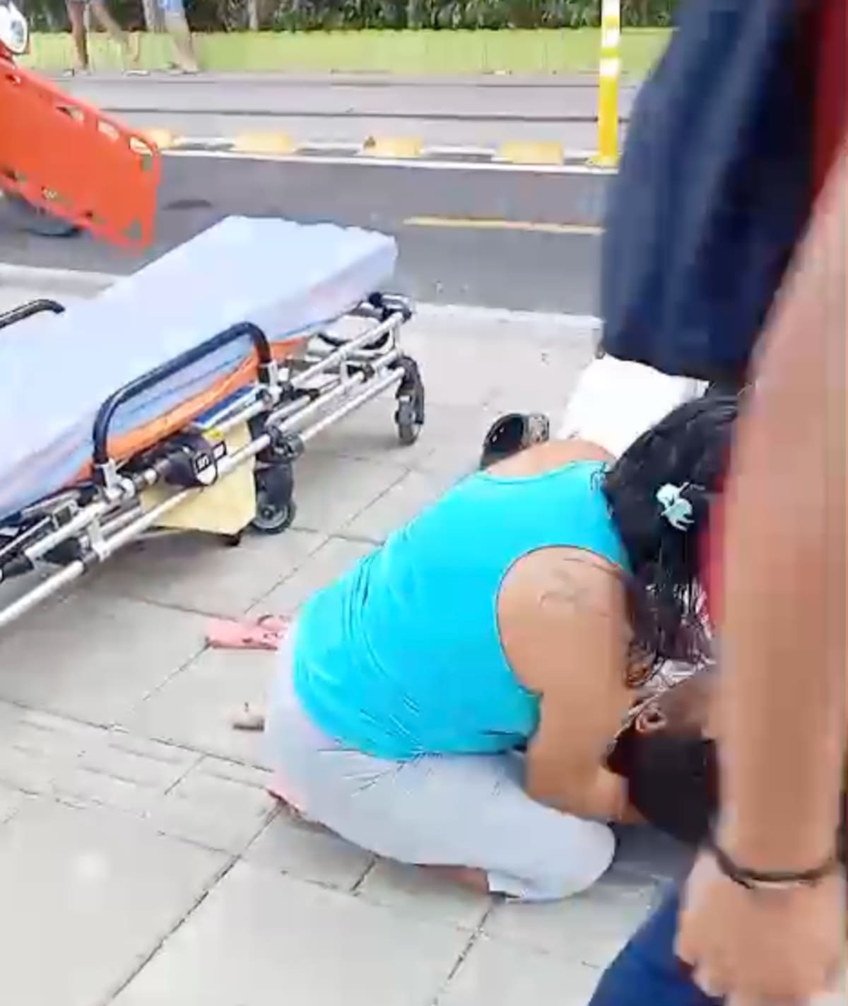 Familiares ayudan a los cinco jóvenes que resultaron heridos tras chocar dos cuando transitaba por el corregimiento de San José de Saco, Atlántico..//Cortesía.