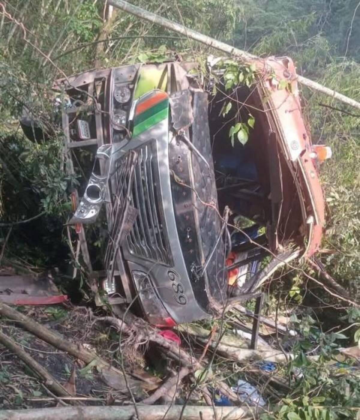 El vehículo quedó completamente destruido tras caer en un abismo, en Cundinamarca. // Foto: El Tiempo