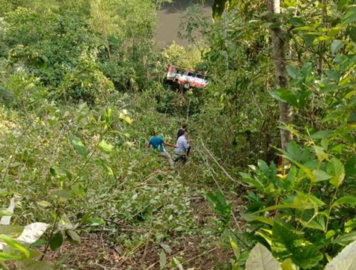 Bus cayó a un abismo en vía de Cundinamarca. // Foto: El Tiempo
