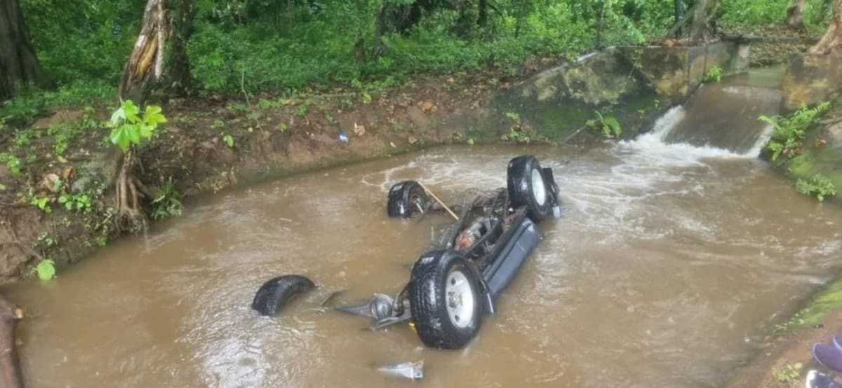 Un lamentable incidente ocurrió la tarde de este martes en zona rural del municipio de Dibulla, en donde fallecieron cinco personas, cuatro mujeres y el conductor de la camioneta, que cayó en una cuneta por el mal estado de la vía. //FOTO TOMADA DEL FACEBOOK DE LA GUAJIRA DIARIO DIGITAL.