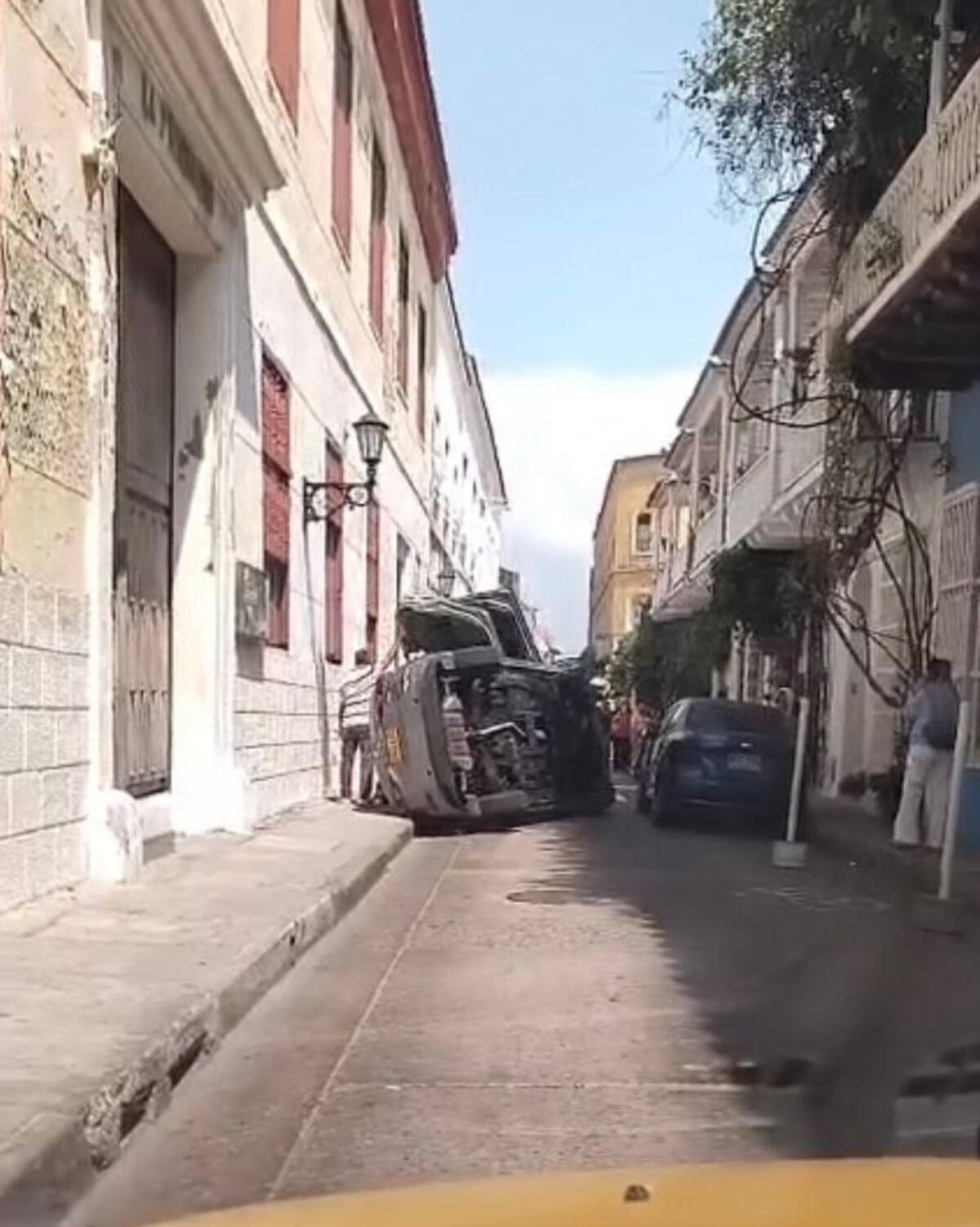 El vehículo terminó volcado en la calle Sargento Mayor tras perder el conductor el control. //FOTO: CORTESÍA.