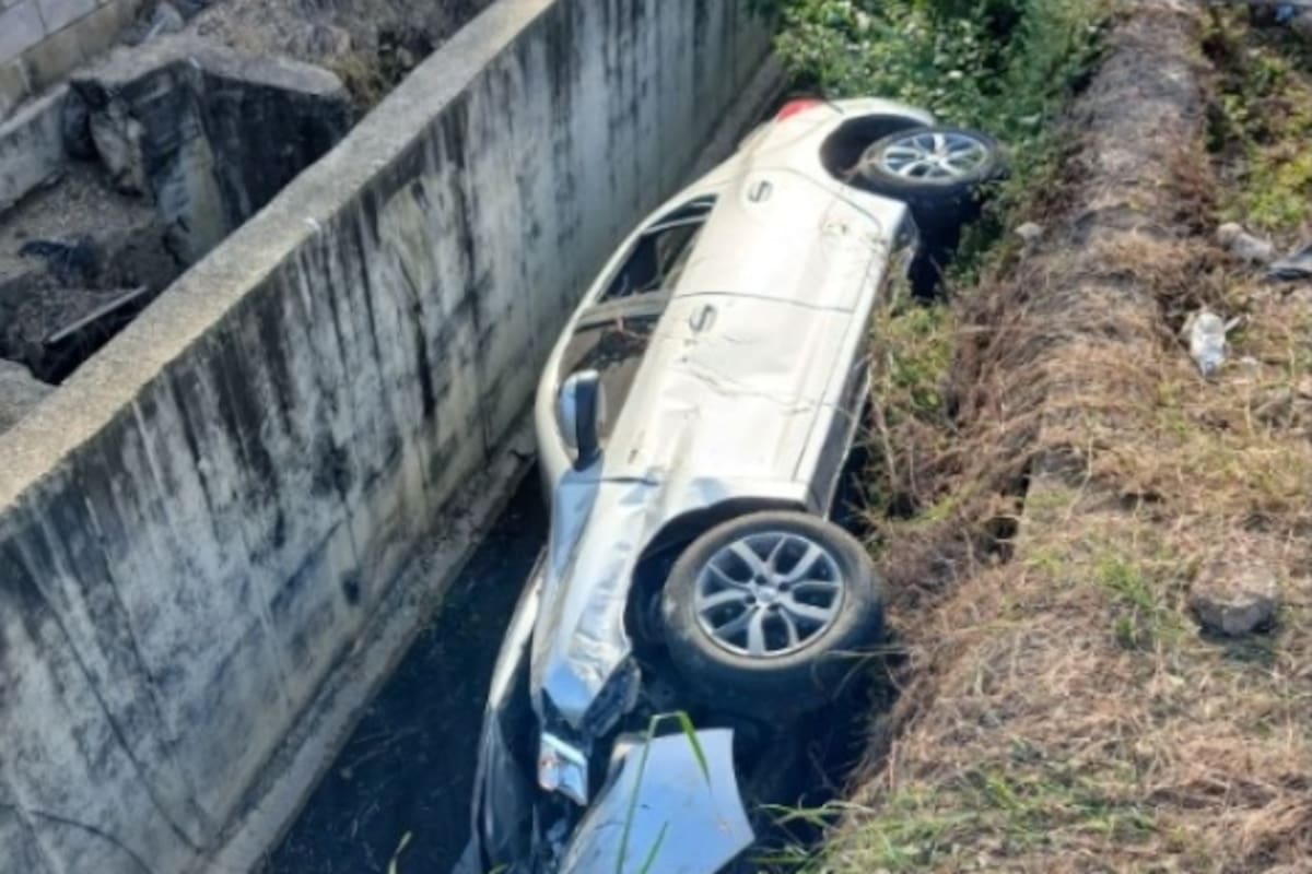 Accidente en Ceballos: vehículo cayó a una cuneta y terminó volcado