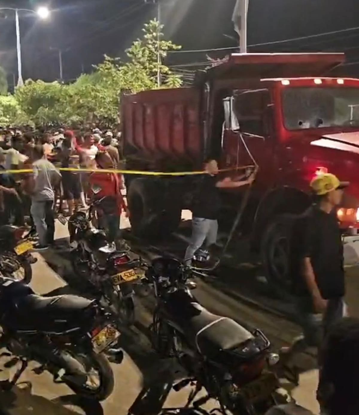 El accidente de tránsito se registró en la calle 3 del barrio Paz del Río, en Fundación, Magdalena, donde la Policía Nacional acordonó el área. //FOTO: CAPTURA DE VIDEO.