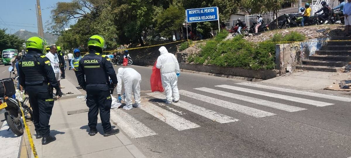 Un hombre que cruzaba la avenida, entre los barrios Alto Bosque y República de Chile, fue arrollado violentamente por una tractomula que se desplazaba con sentido hacia el Mercado de Bazurto.