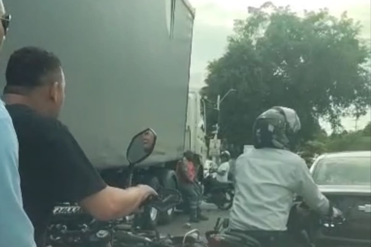 Video: fuerte accidente dejó a un motociclista herido en la Avenida Crisanto Luque