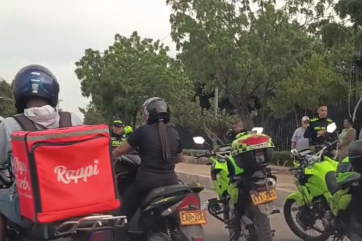 Video: patrulla de la Policía y motociclista chocaron en la Avenida del Lago; 3 heridos