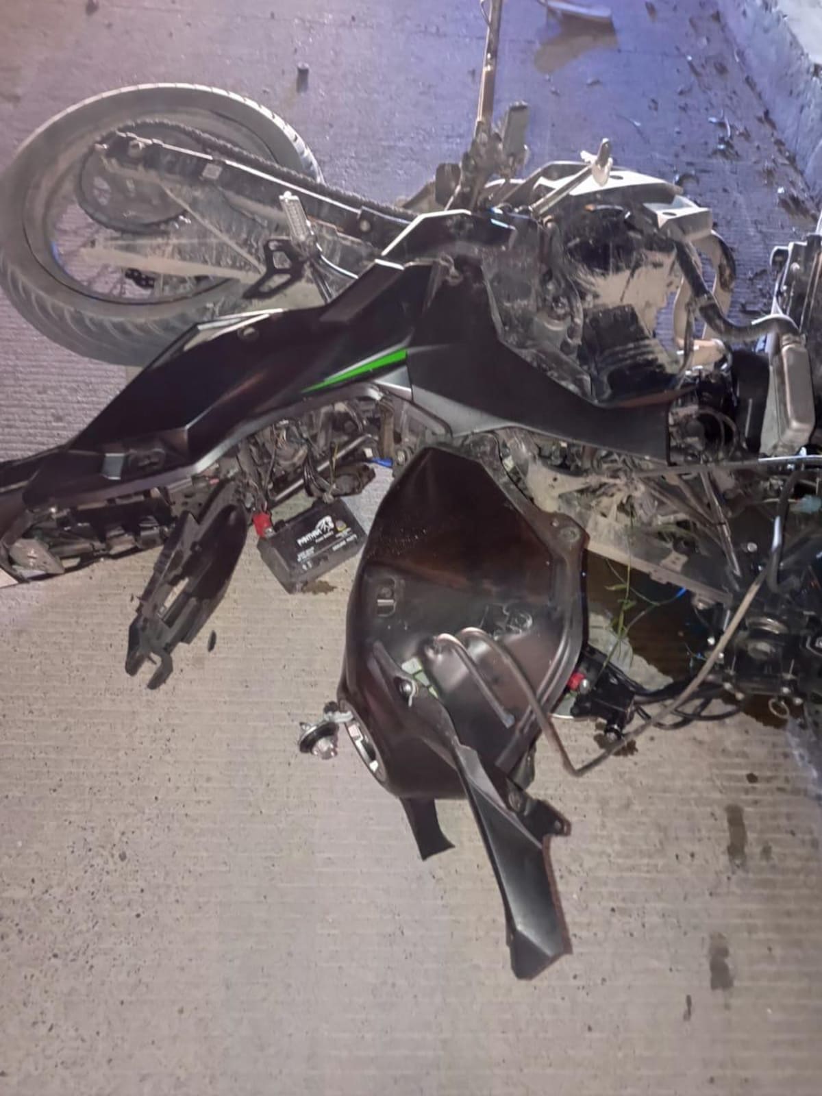 Destrozada quedó la moto en la que iban los dos jóvenes fotógrafos.