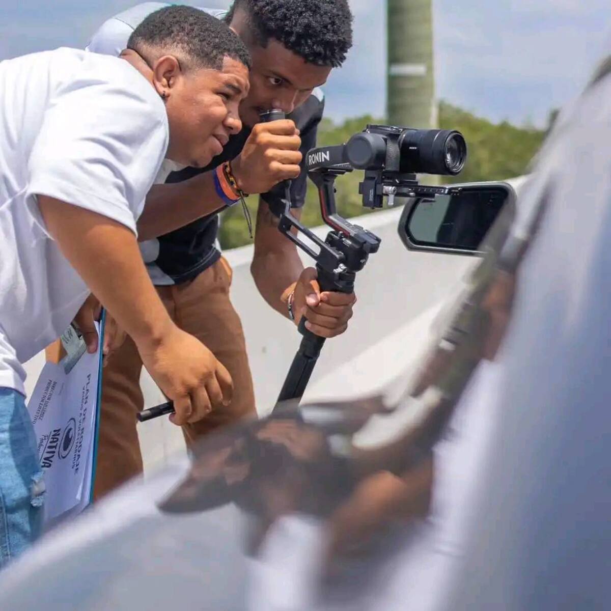 Ian y Dairo en plena faena de trabajo para su empresa Nativa Producciones.