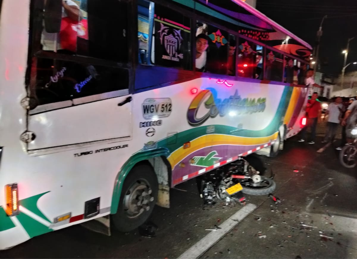 La motocicleta que conducía Luis Alfredo Arteta Martínez, quedó debajo del bus de la empresa Cootransa.// Cortesía Red de Cooperantes.