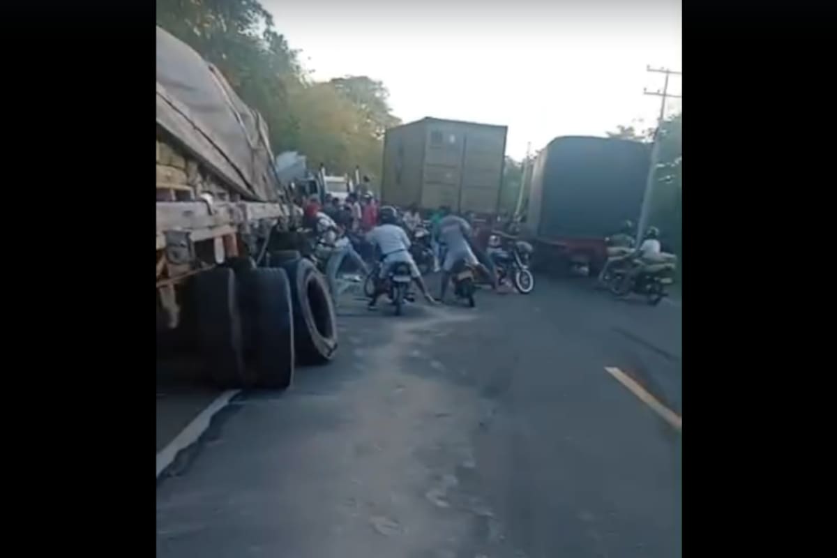 Video: saquean tractomula cargada de cemento que se volcó entre Clemencia y Santa Catalina