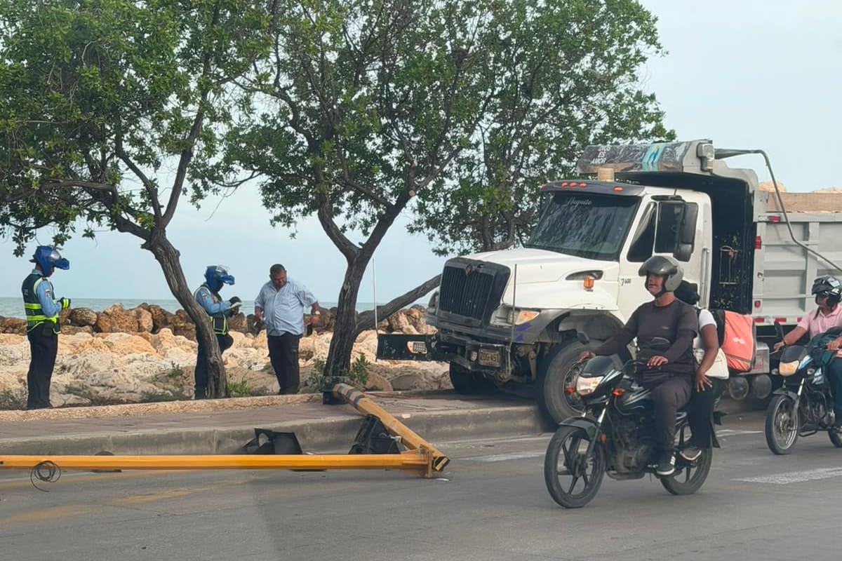 Video: Accidente entre volqueta y un carro en la entrada de Bocagrande causó estragos