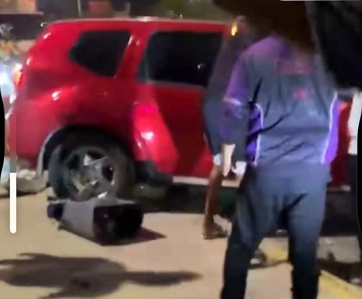 El accidente ocurrió en la noche de este lunes, 5 de octubre, en el sector de Carioca, donde una camioneta perdió el control y terminó arrollando a varias personas. //FOTO: CAPTURA DE VIDEO.