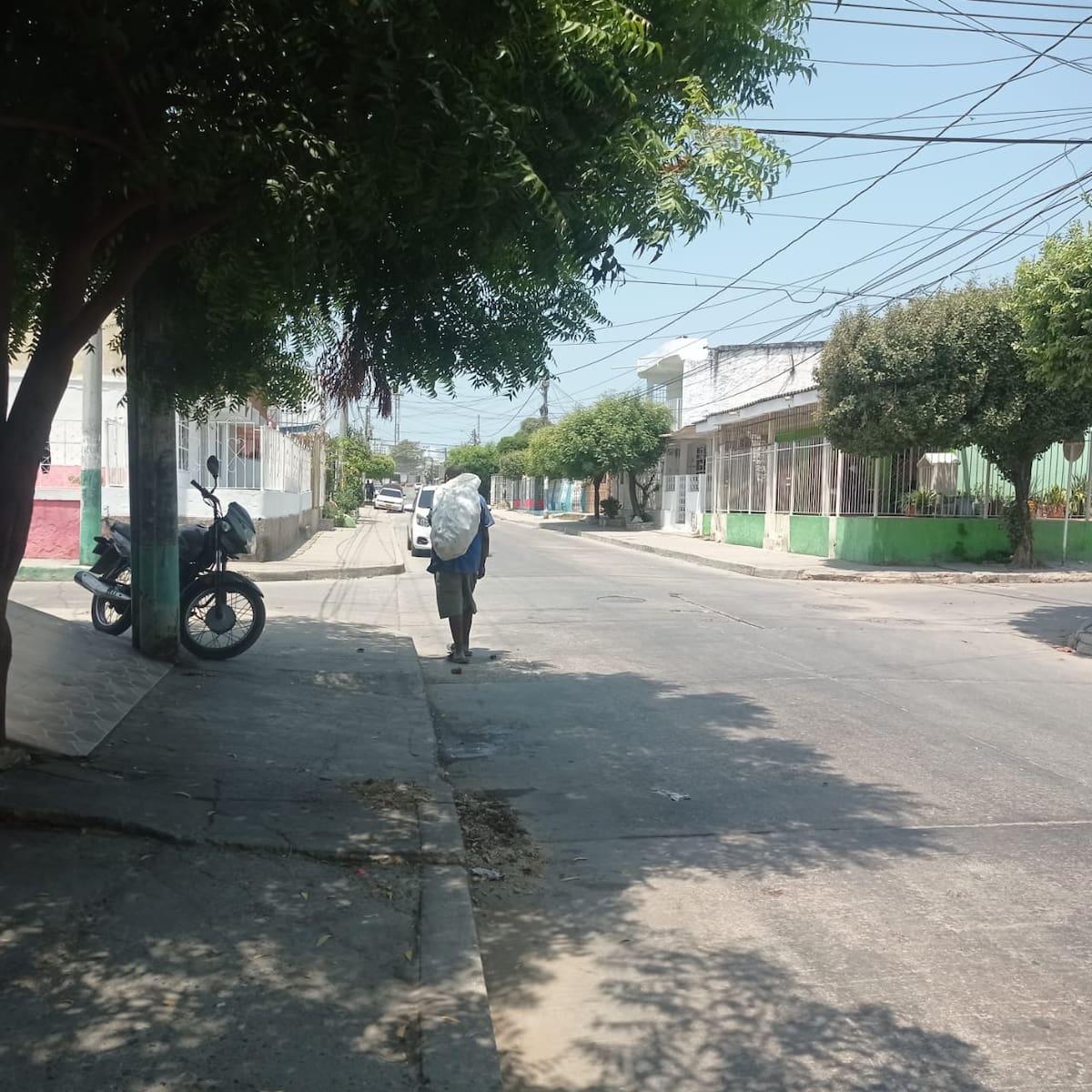 En este sector del barrio La Esperanza, calle Cubero Niños, ocurrió el accidente que dejó una mujer muerta y dos motociclistas heridos.