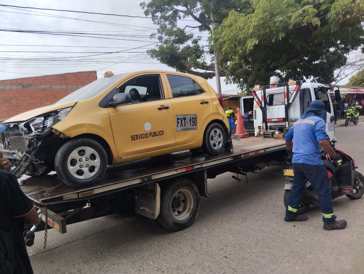 Del conductor del taxi, de placas FXT-190, se sabe que lo detuvieron en el mismo sitio del hecho y de inmediato le practicaron la prueba de alcoholemia.