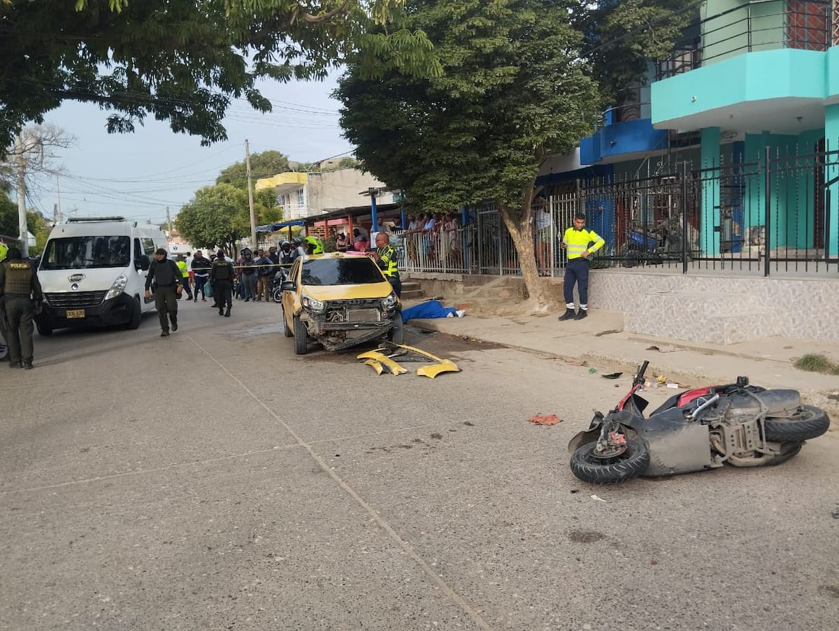El choque entre la moto y el taxi ocurrió en la vía principal de La María, en el sector de Los Corales.