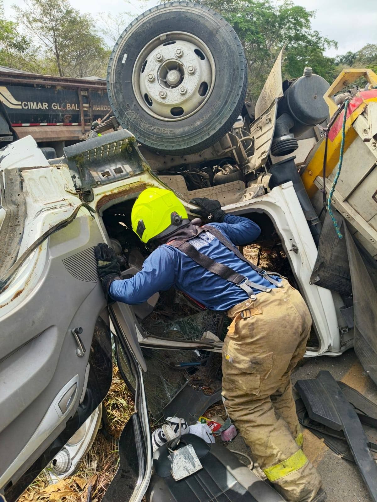 Bomberos de Turbaco realizan labores de rescate para liberar al conductor atrapado tras el accidente. // FOTO: CUERPO DE BOMBEROS VOLUNTARIOS DE TURBACO.