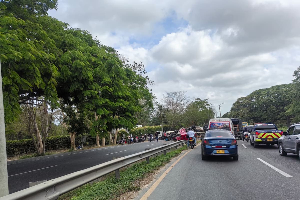 Tractocamión pierde control y provoca fuerte accidente entre Cartagena y Turbaco